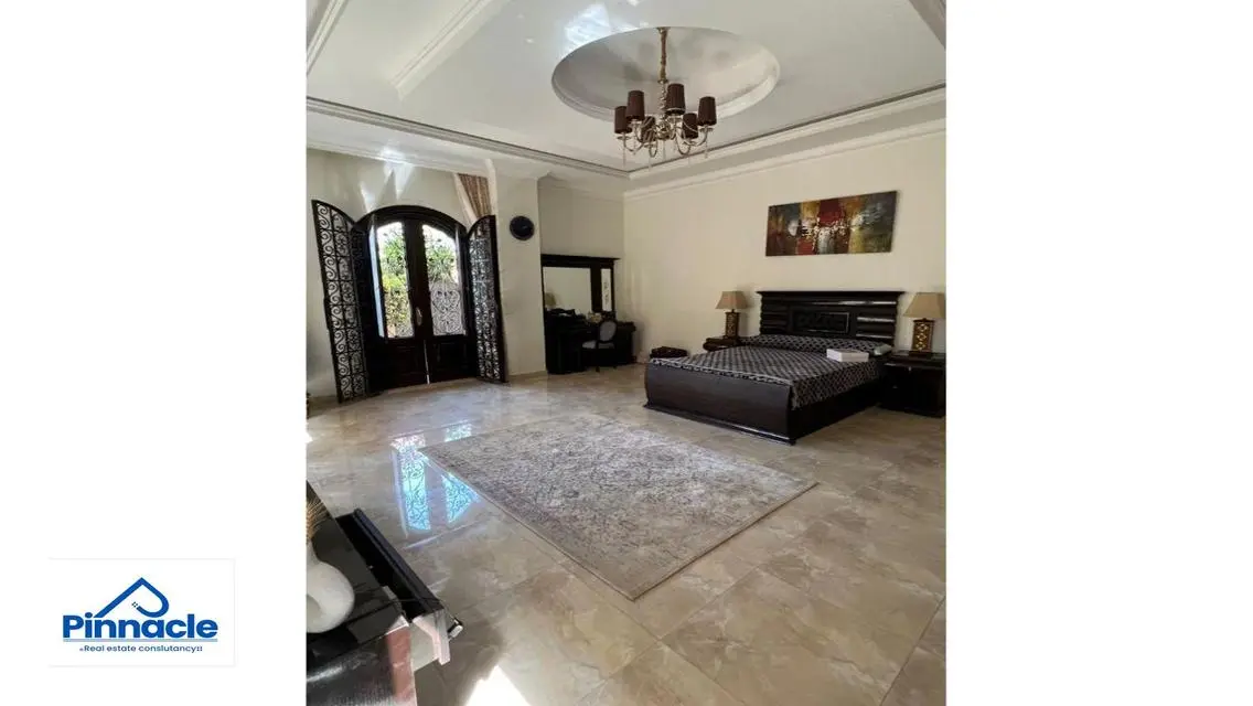 Luxurious Apartment with 5 Bedrooms and Private Garden