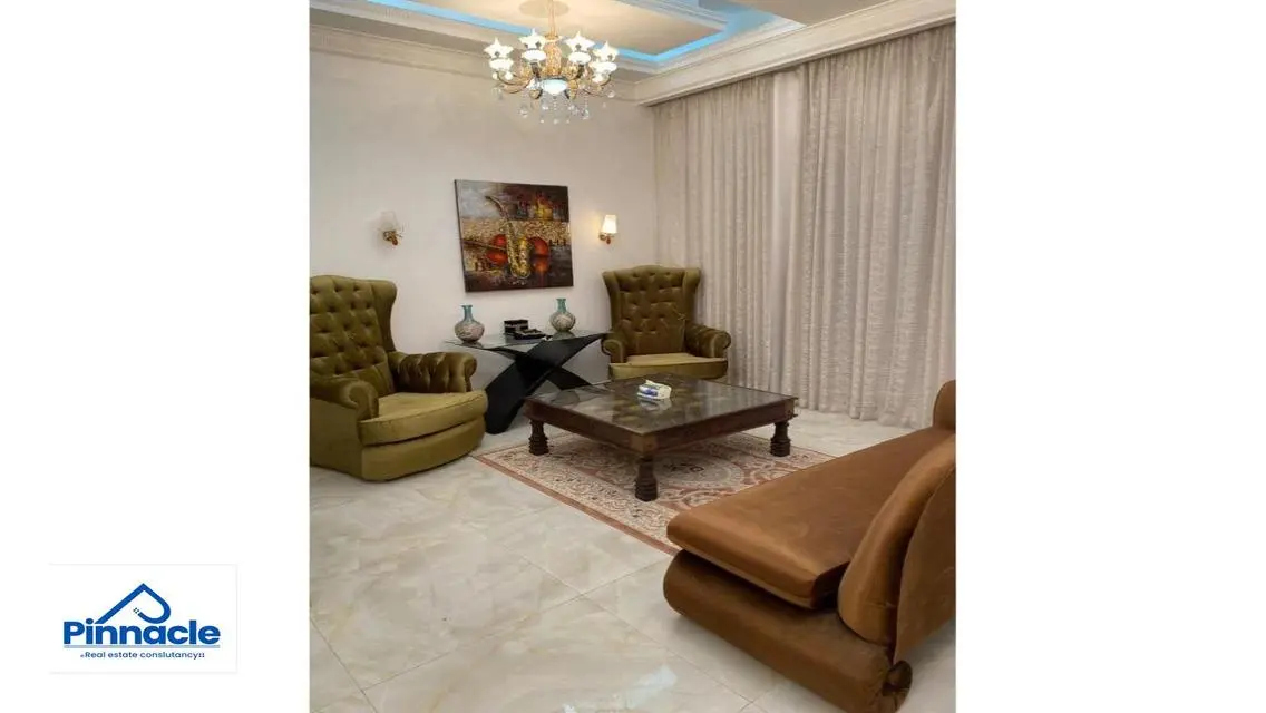 Luxurious Apartment with 5 Bedrooms and Private Garden