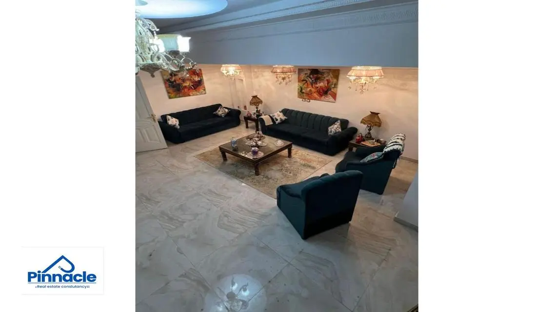 Luxurious Apartment with 5 Bedrooms and Private Garden