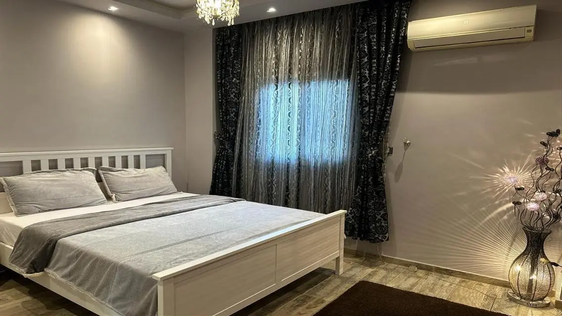 شقة رائعة للبيع بتكييف مركزي