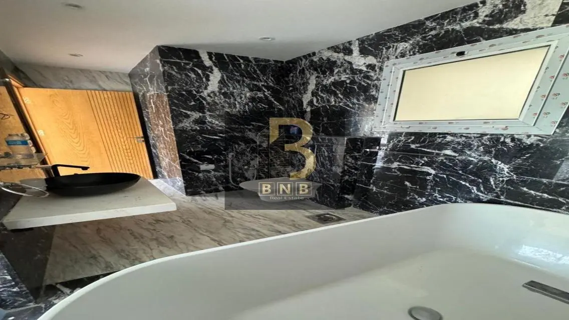 Luxury Apartment with Stunning Lake View