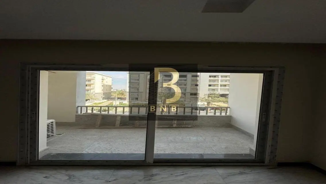 Luxury Apartment with Stunning Lake View