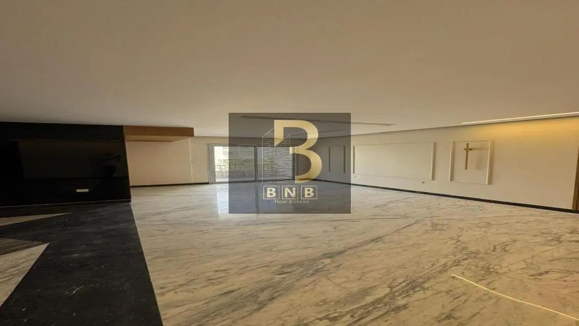 Luxury Apartment with Stunning Lake View
