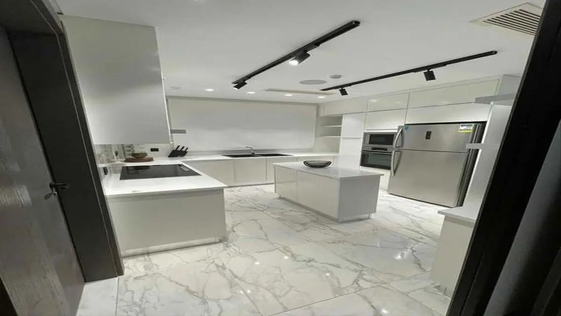 Luxurious Apartment with Stunning Views, 3000m Space