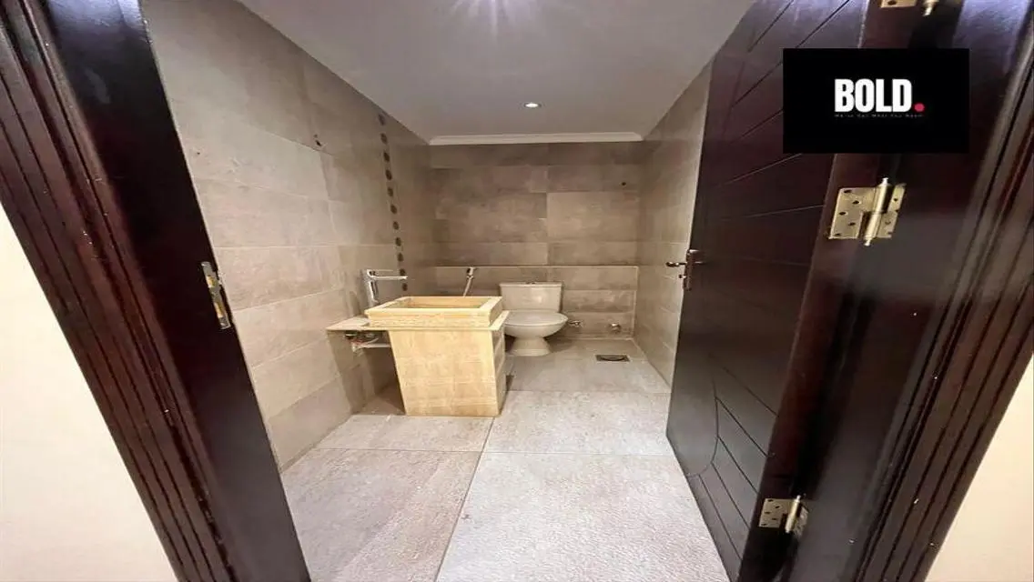 Luxury Apartment with Private Garden and Covered Parking