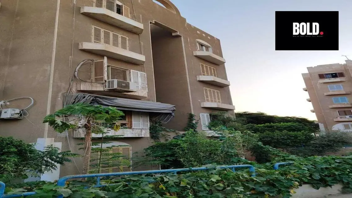 شقة فاخرة مع شرفة وموقف مغطى للبيع