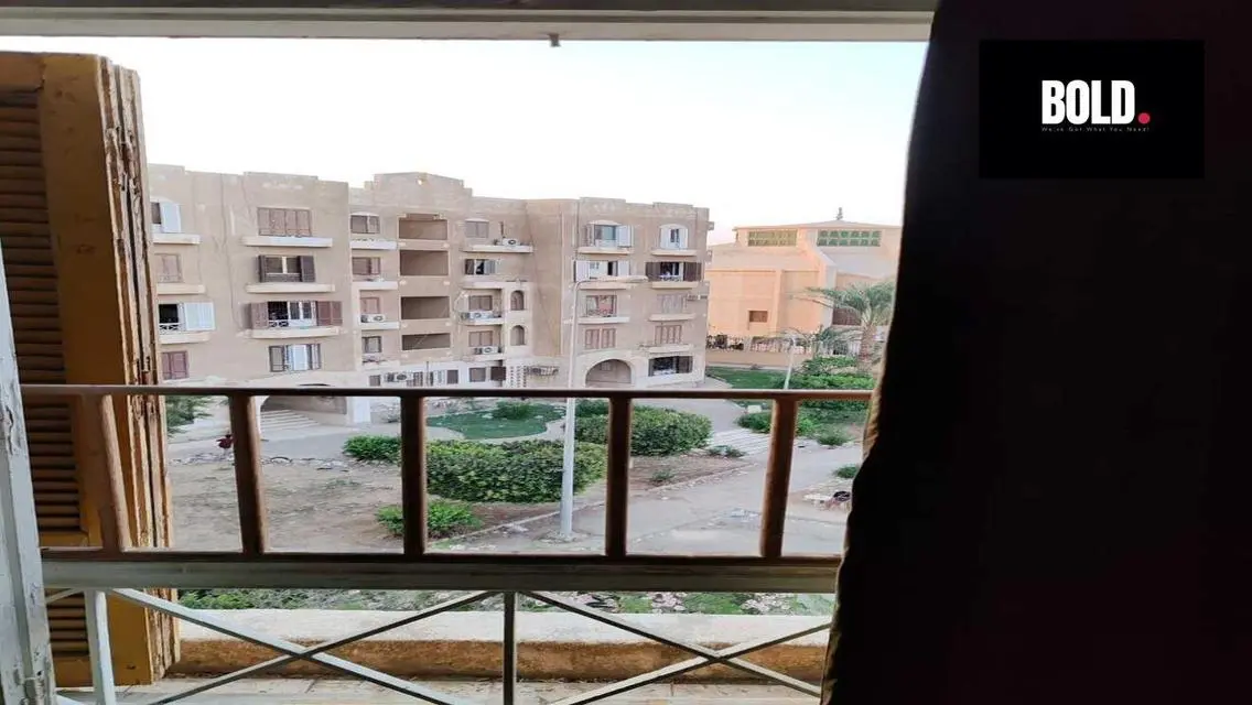 شقة فاخرة مع شرفة وموقف مغطى للبيع