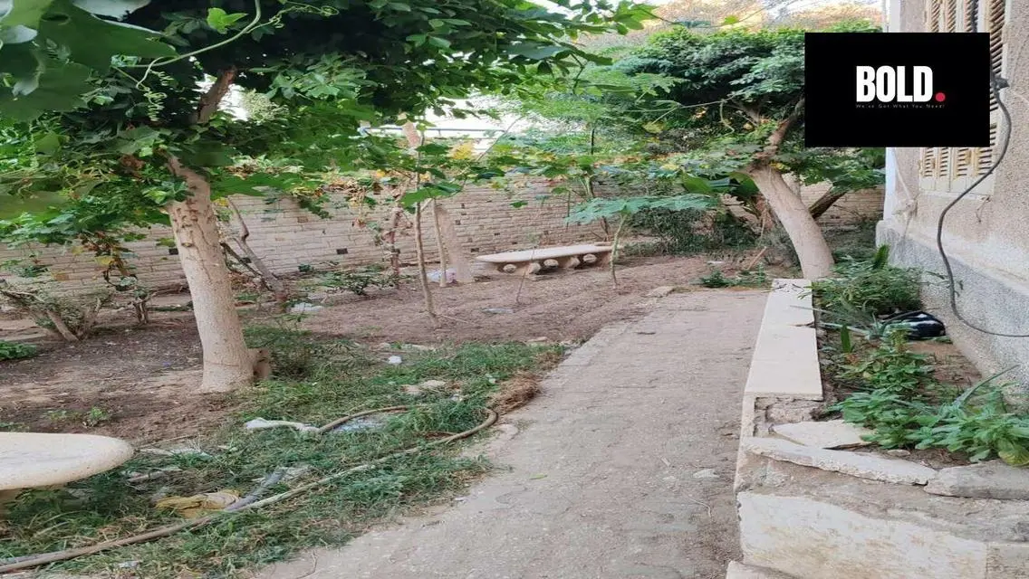 شقة فاخرة مع شرفة وموقف مغطى للبيع