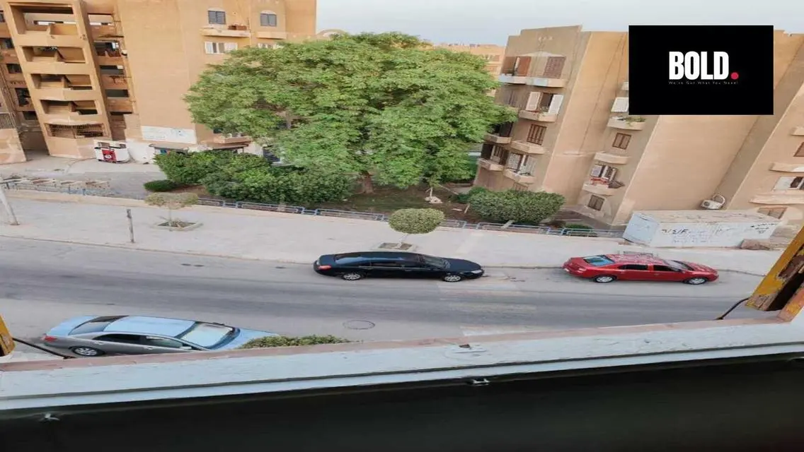 شقة فاخرة مع شرفة وموقف مغطى للبيع