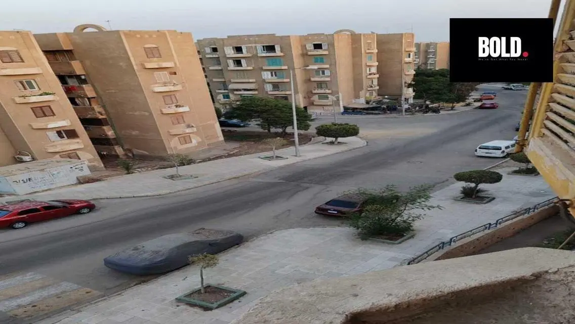 شقة فاخرة مع شرفة وموقف مغطى للبيع