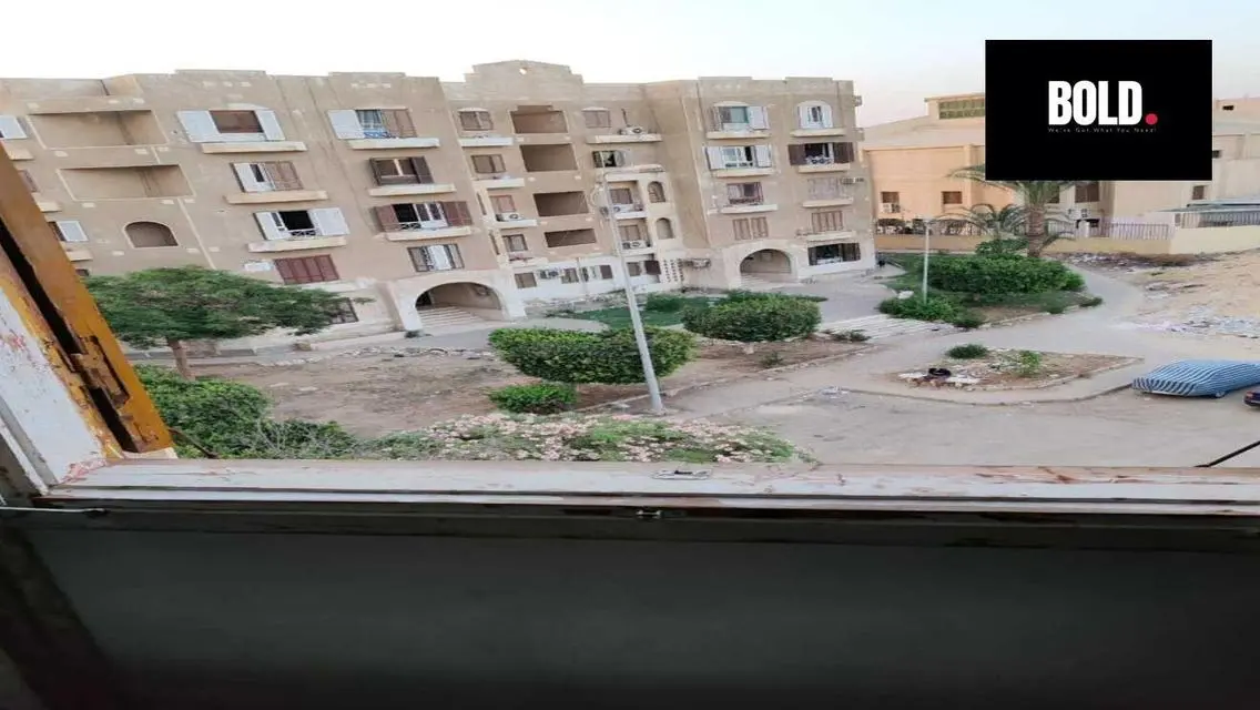 شقة فاخرة مع شرفة وموقف مغطى للبيع