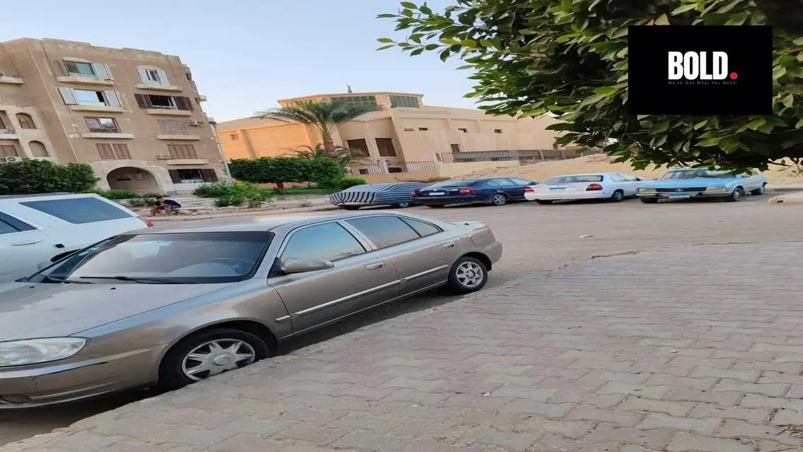 شقة فاخرة مع شرفة وموقف مغطى للبيع