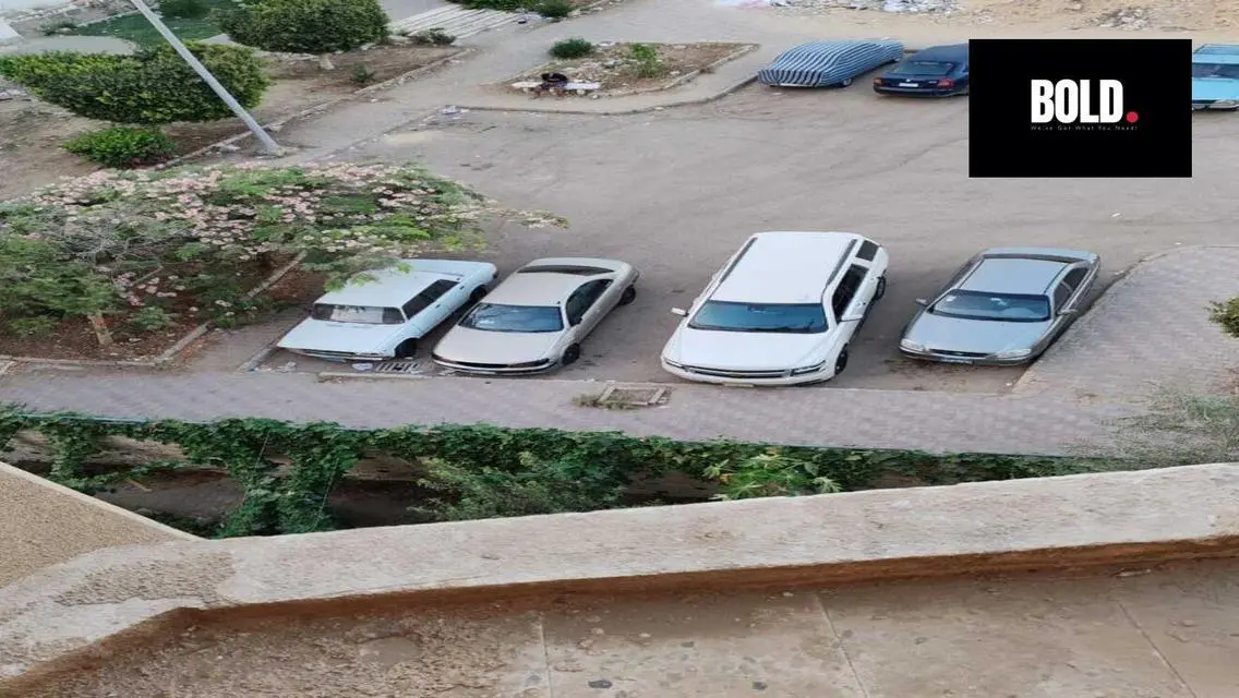 شقة فاخرة مع شرفة وموقف مغطى للبيع