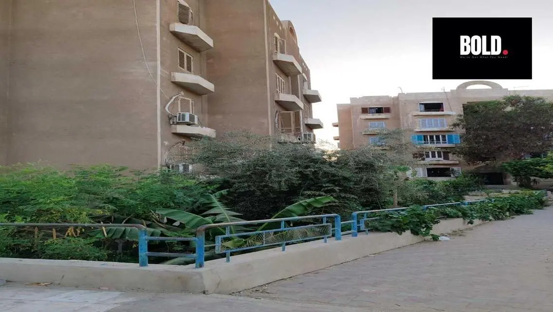 شقة فاخرة مع شرفة وموقف مغطى للبيع