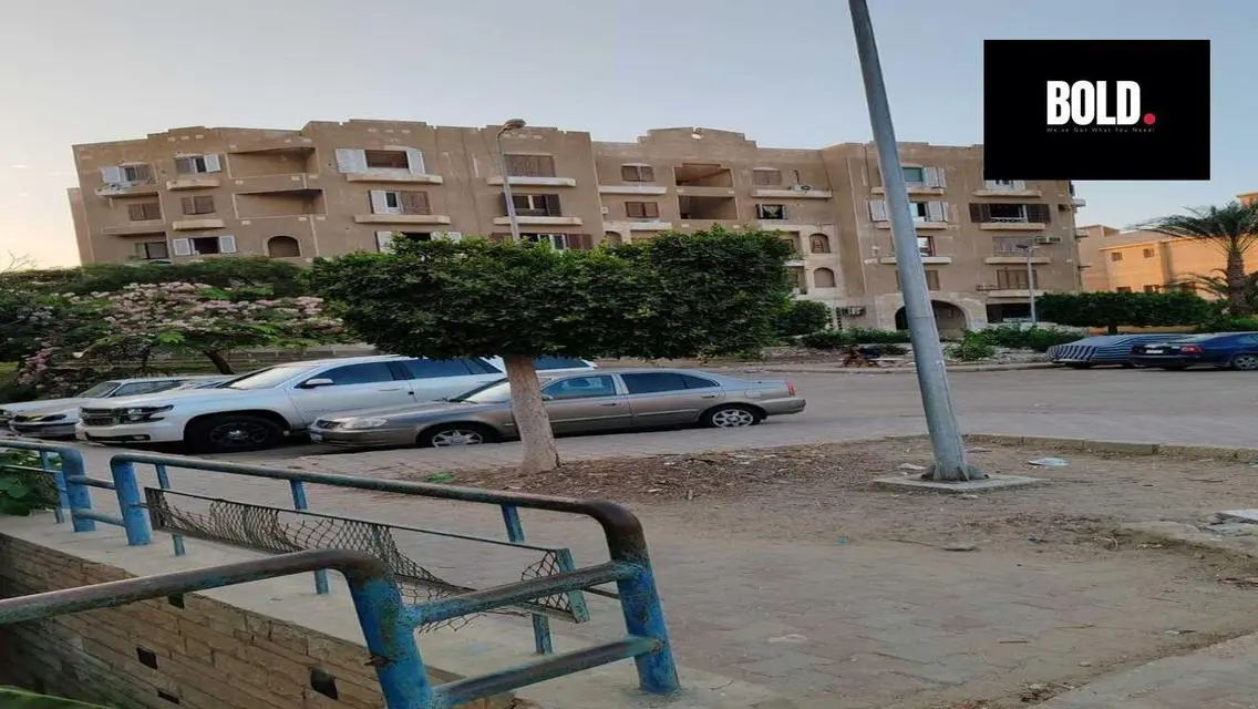 شقة فاخرة مع شرفة وموقف مغطى للبيع