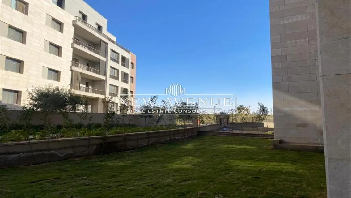 شقة فاخرة مع حديقة خاصة وإطلالة رائعة