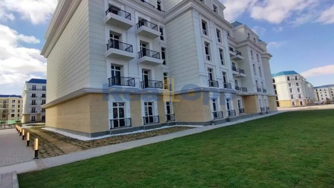 Luxury Apartment with Beautiful Lake View