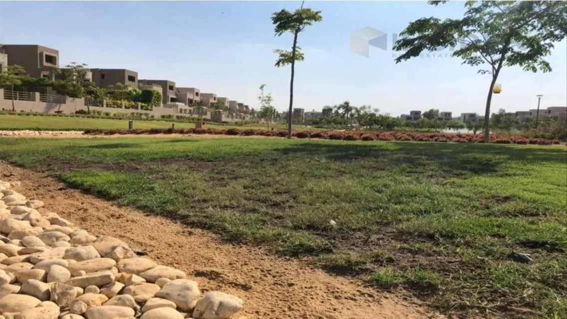 فيلا فاخرة للبيع مع مسبح خاص وحديقة