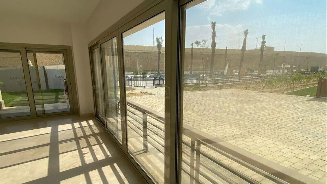 فيلا فاخرة مع حديقة خاصة للبيع