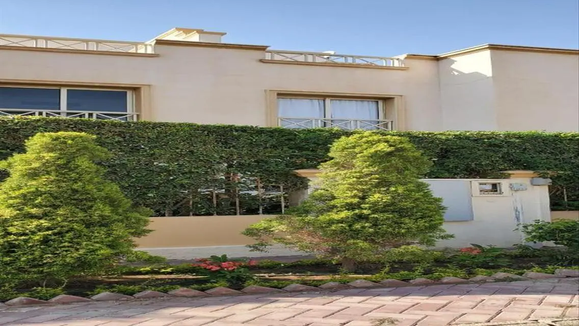 فيلا فاخرة للبيع بمساحة واسعة وسعر مغري