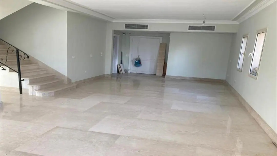فيلا فاخرة للبيع بمساحة واسعة وسعر مغري