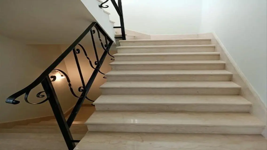 فيلا فاخرة للبيع بمساحة واسعة وسعر مغري