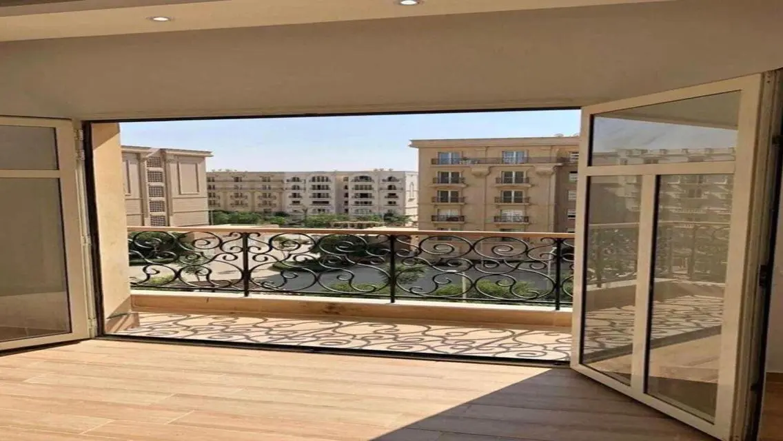 شقة فاخرة للبيع بمساحة شاسعة وإطلالات رائعة