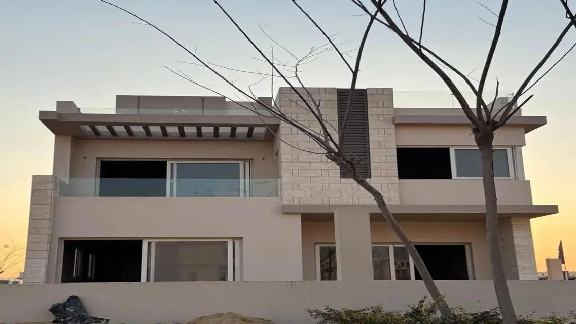 فيلا فاخرة للبيع مع مسبح خاص وحديقة خاصة