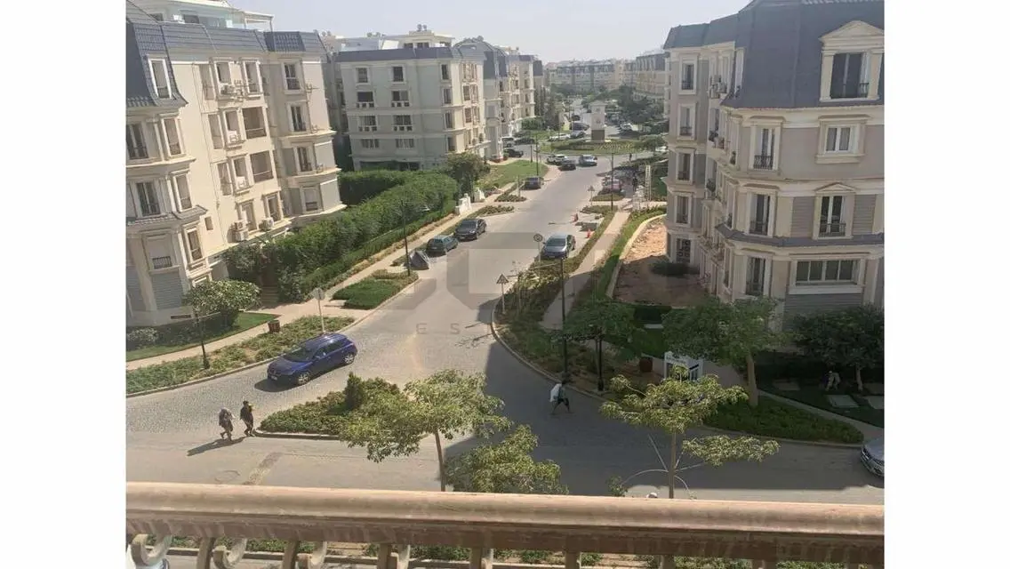 فيلا فاخرة للبيع بمساحة كبيرة مع مسبح مشترك ونادي صحي