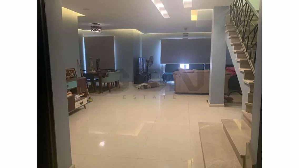 فيلا فاخرة للبيع بمساحة كبيرة مع مسبح مشترك ونادي صحي