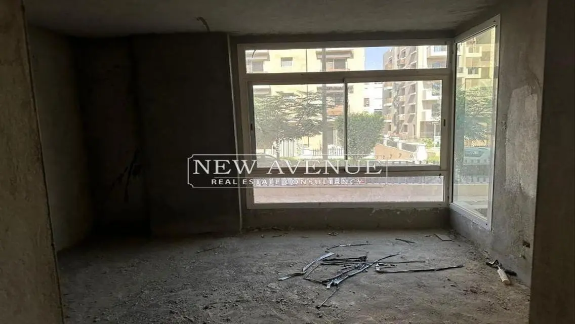 شقة فاخرة مع حديقة خاصة في موقع متميز