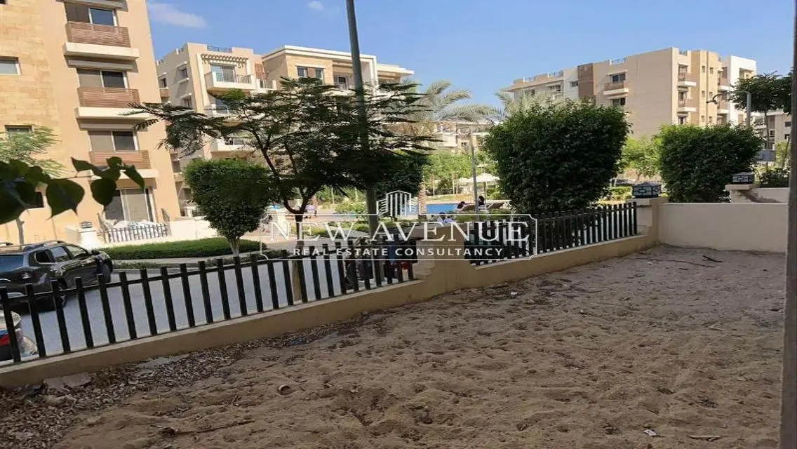 شقة فاخرة مع حديقة خاصة في موقع متميز