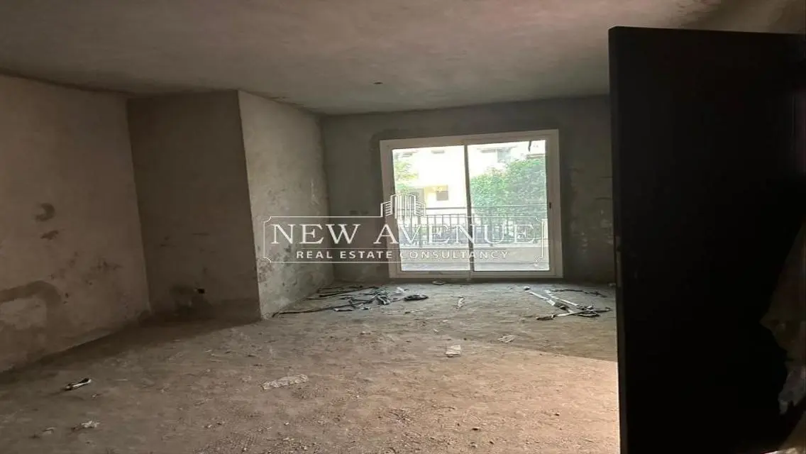 شقة فاخرة مع حديقة خاصة في موقع متميز