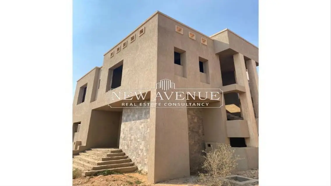 Luxury Villa with Private Garden for Sale - 5 Bedrooms