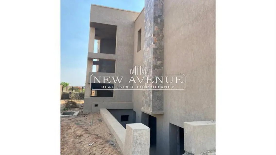 Luxury Villa with Private Garden for Sale - 5 Bedrooms