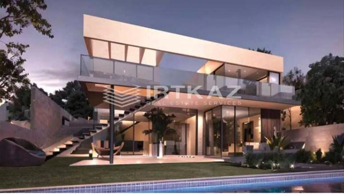 Luxurious Home with Pool and Excellent Amenities
