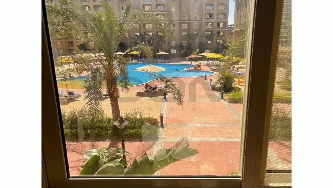 شقة فاخرة للبيع بمساحة واسعة بإطلالة على البحيرة
