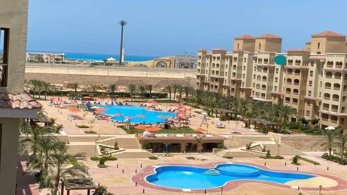 شقة فاخرة للبيع بمساحة واسعة بإطلالة على البحيرة