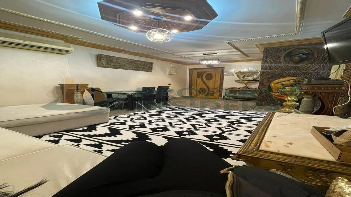 شقة مميزة بمساحة واسعة للبيع