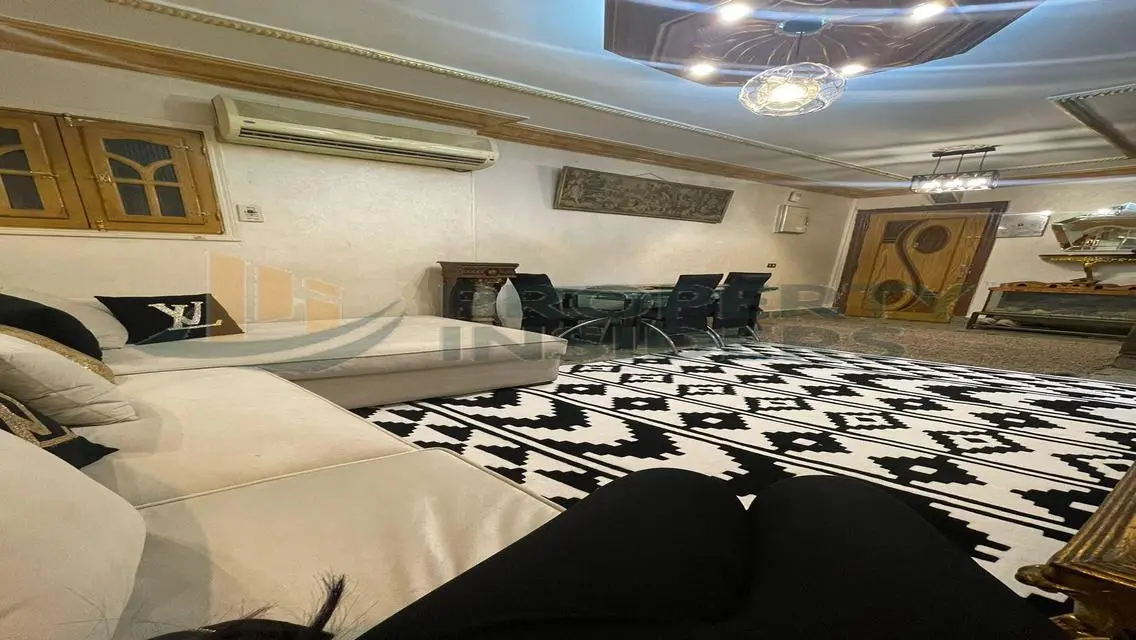 شقة مميزة بمساحة واسعة للبيع