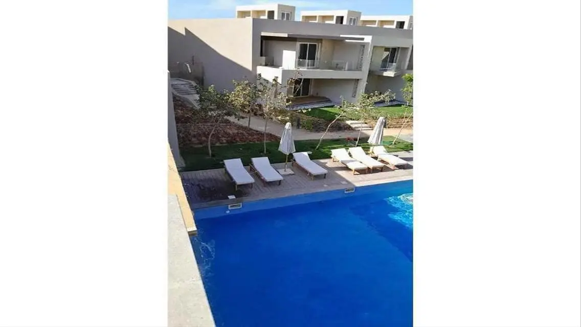 فيلا فاخرة للبيع - بحيره خاصة ومكان مغطى