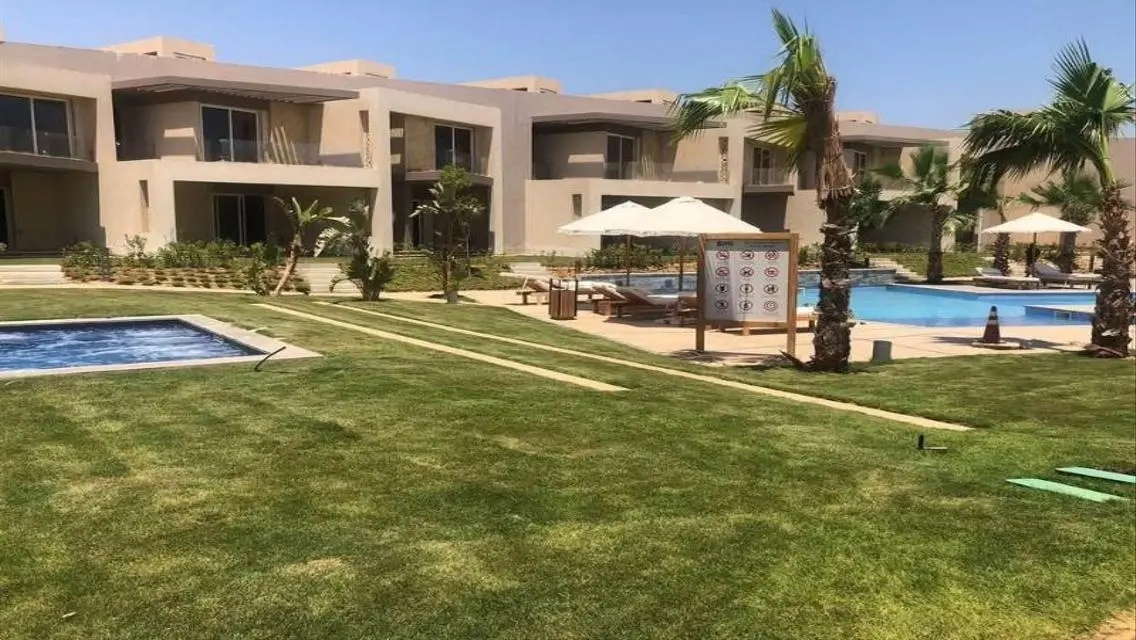 فيلا فاخرة للبيع - بحيره خاصة ومكان مغطى