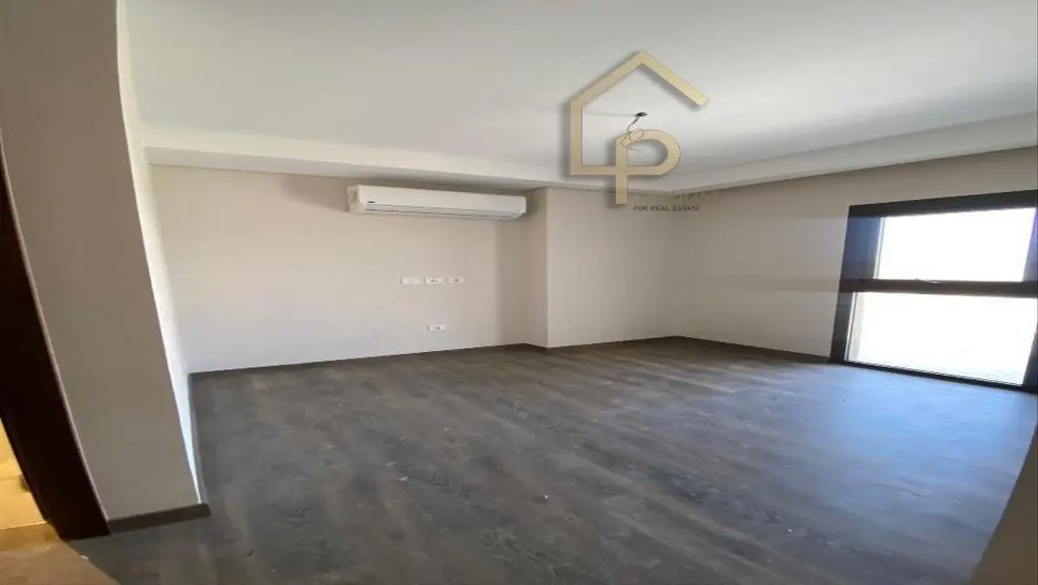 Luxury Apartment Overlooking the Park in the Heart of the City