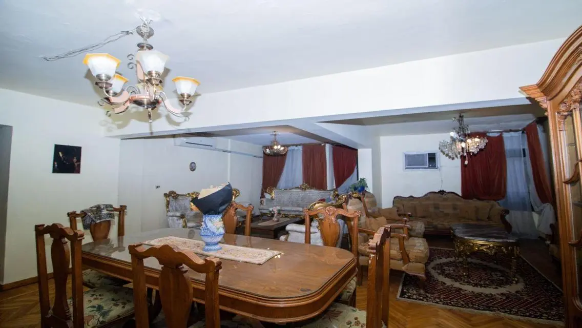 شقة رائعة بـ 4 غرف نوم للإيجار في بلوكلي، الإسكندرية