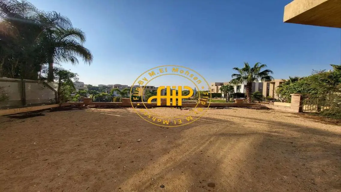 Luxurious Villa for Sale - 570 sqm with Pool and Private Garden