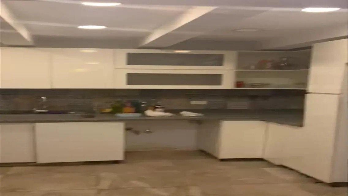 شقة فاخرة مع شرفة للبيع