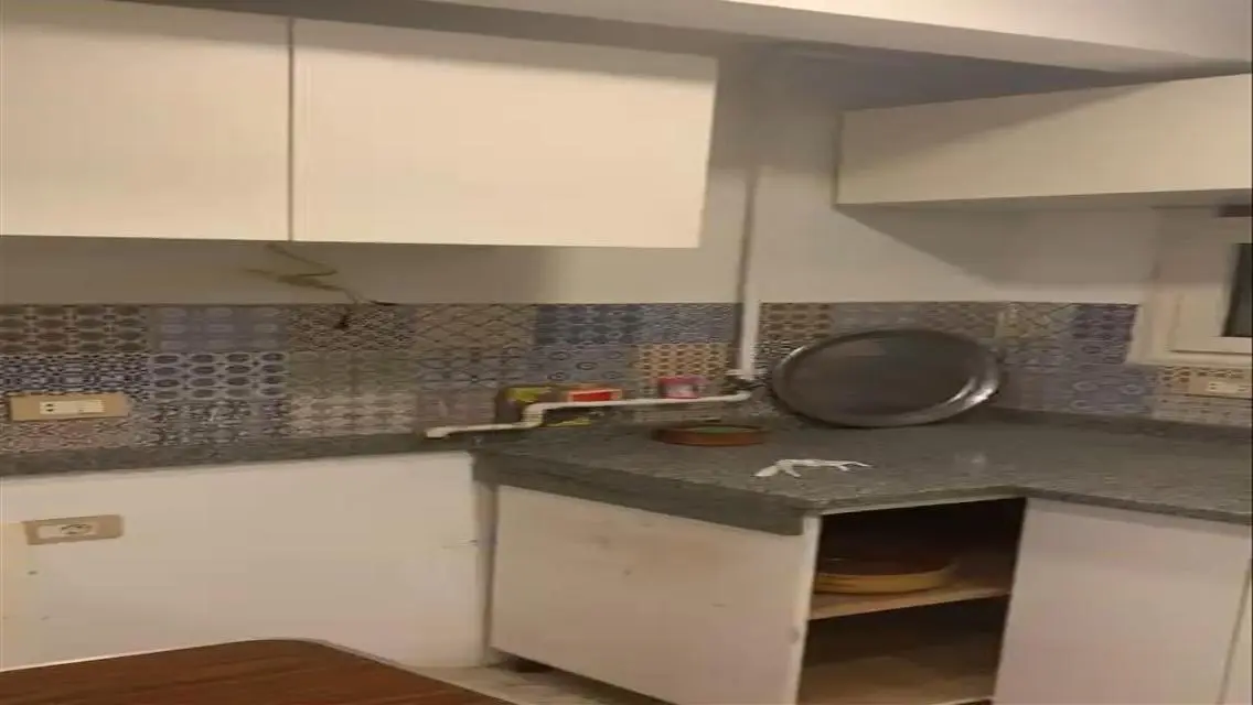 شقة فاخرة مع شرفة للبيع