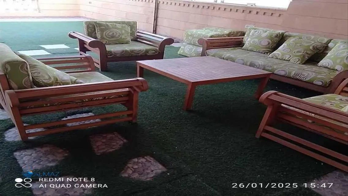 شقة فاخرة للإيجار مع شرفة وخدمات ممتازة