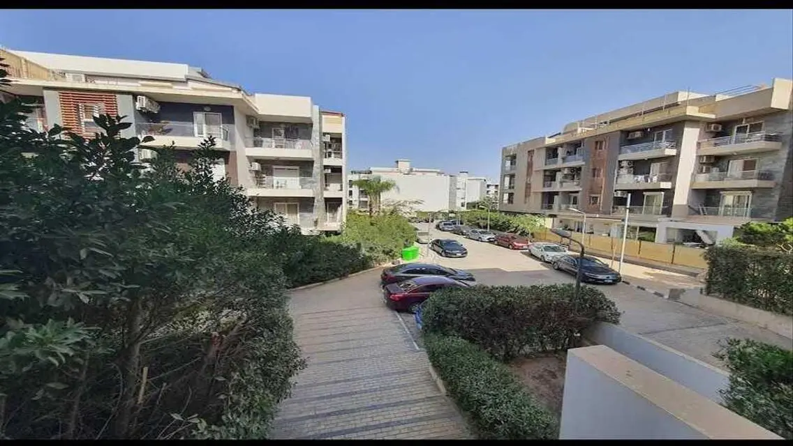 شقة فاخرة للبيع مع إطلالة على البحيرات