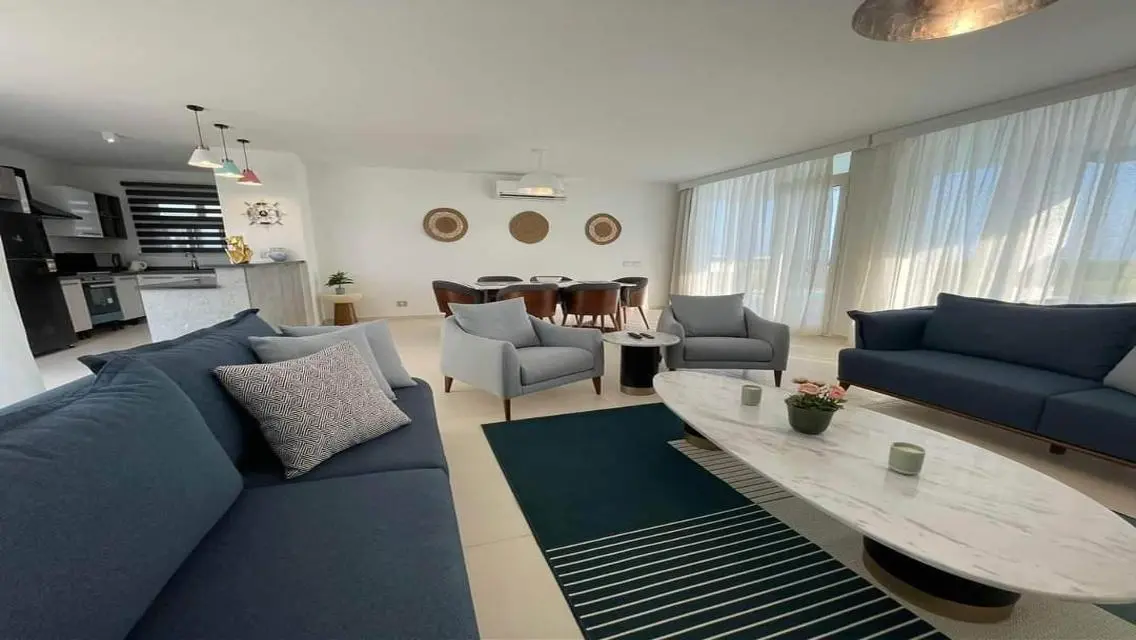Luxury Apartment Overlooking Lakes with Shared Pool